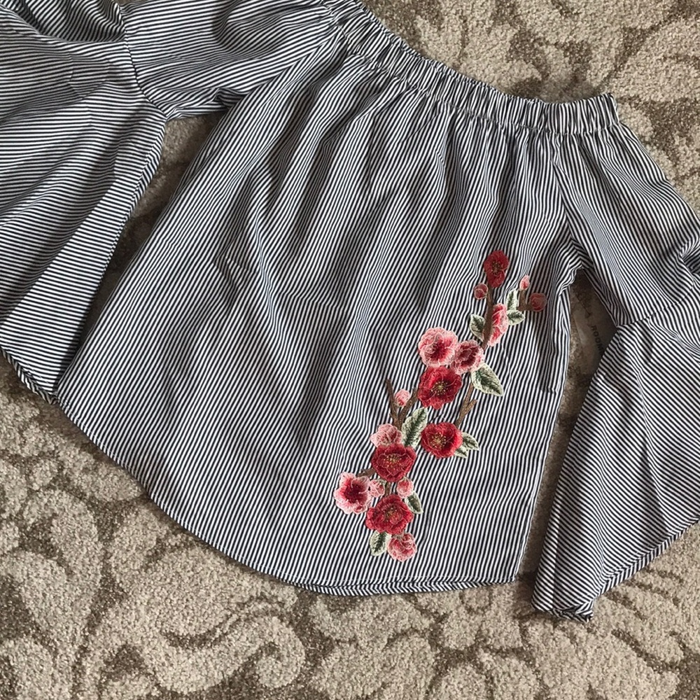 NWT Off the Shoulder Floral Embroidered Top